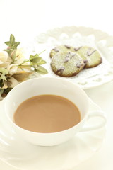 Obraz na płótnie Canvas Royal milk tea and cookie