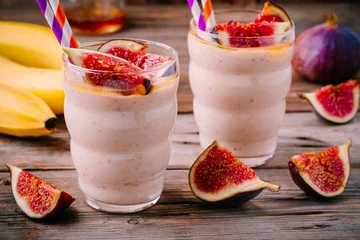 Papier Peint photo Milk-shake healthy breakfast smoothie with fresh figs, banana and honey in glasses