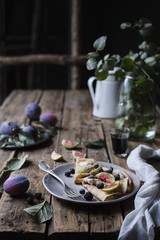 Crepes con frutta fresca su tavolo in legno