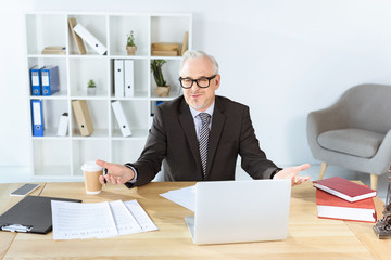 Naklejka premium businessman with paperwork and laptop
