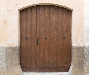 Altes Tor aus braunem Holz