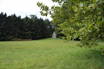 Obraz premium chapel in a field with trees
