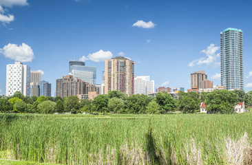 Fototapeta premium Skyscrapers next to the park in Minneapolis, USA