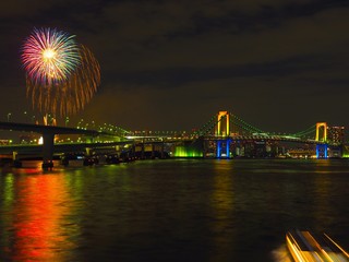 花火とレインボーブリッジ