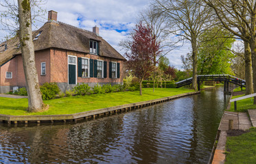Fototapeta na wymiar Typical dutch village Giethoorn in Netherlands
