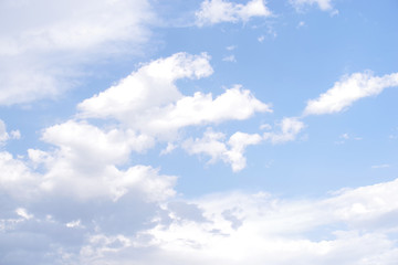 Blauer Himmel mit Wolken