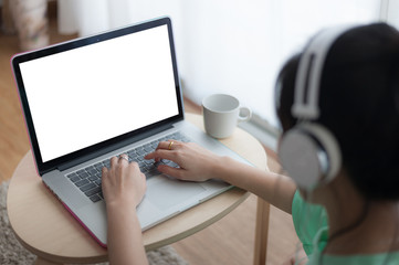 Obraz na płótnie Canvas Young Asian woman using laptop computer