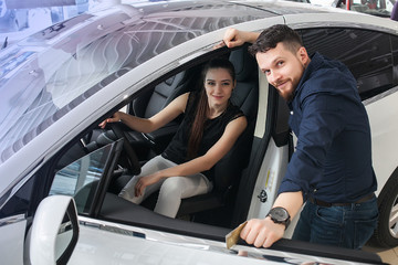 couple chooses the car in the showroom