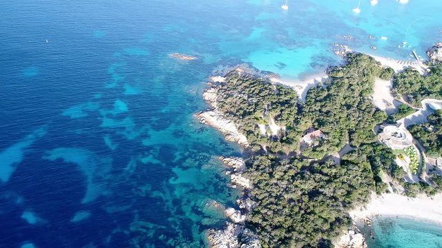 Vista aerea della meravigliosa spiaggia di Capriccioli in costa Smeralda, Il mare della Sardegna 