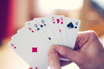 Spielkarten in Männerhänden 