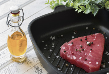  Сырой стейк тунца на сковороде-гриль