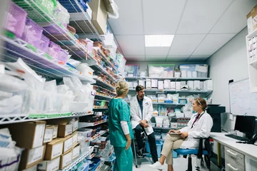 Zelfklevend Fotobehang Medisch personeel bespreken in ziekenhuisapotheek © Jacob Lund