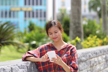 Naklejka premium スマートフォンを使う若い女性