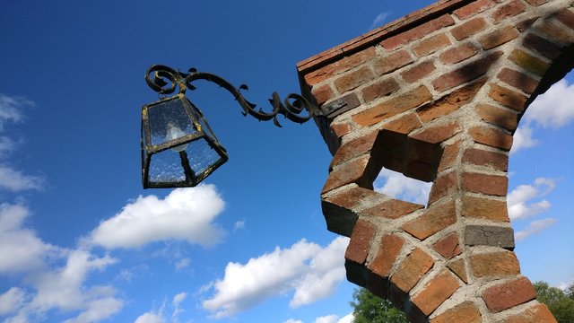 altr laterne an gemauerten steinbogen i I