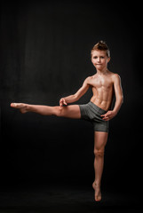 Спортивный мальчик на черном фоне © Maria Moroz