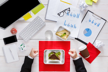 Obraz premium Taking healthy business lunch at workplace