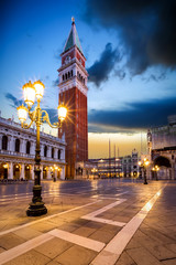 Der Markusplatz in Venedig, Italien, bei Morgengrauen