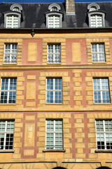 Façade brique et pierre île de la Cité à Parsi, France