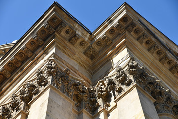 Fototapeta premium Corniche de pierre de l'institut de France à Paris, France