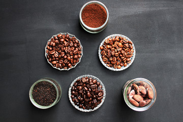 Kaffee, Kakao, Schokolade, Zimt und Tee von oben