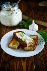 Sandwich of fried toasts with garlic melted cheese