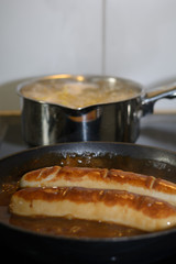 Kochen mit Pfannen im Hochformat