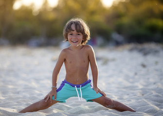 Bimbo gioca sulla spiaggia 