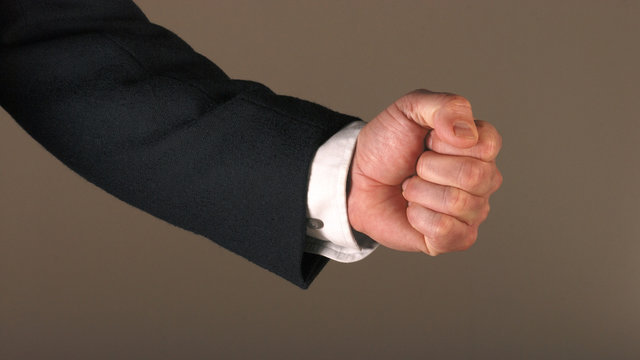 Entschlossenheit - Symbolfoto - geballte Faust im Anzug