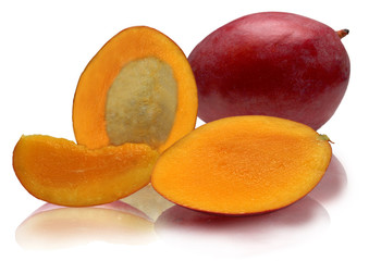 Fototapeta na wymiar Mango Früchte halbiert und im ganzen, freigestellt