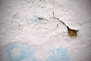 Abgeplatzte Putzschicht Nahaufnahme  / Die Nahaufnahme einer Mauer aus mit einer abgeplatzten Putzschicht.