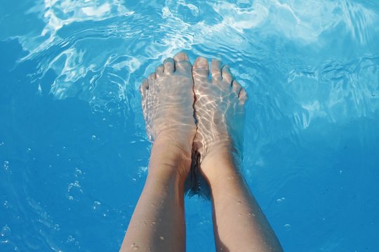 Füße im Wasser blauer Hintergrund