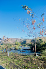 Paisagem paradisíaca em meio as montanhas verdes e a tranquilidade da água do rio 