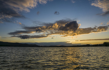 Kraftvolle Wolkenstimmung beim Sonnenuntergang