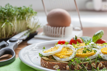 Frühstückstisch mit Brot und Ei