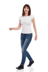 Obraz premium Young Woman Is Walking, Looking At Camera And Shouting