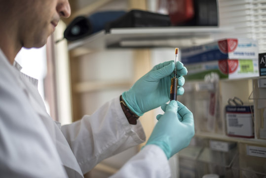 medico prepara una siringa per fare una vaccinazione