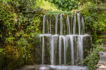 Fototapeta na wymiar Wasserfälle mit viel Moos