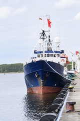 Schiff &auml;lterer Bauart hat am Pier festgemacht