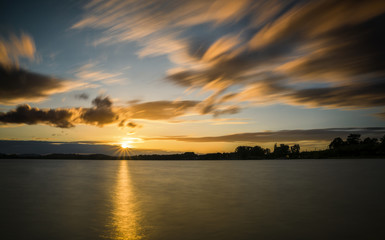 Traumhafter Sonnenuntergang am sch&ouml;nen Bodensee mit Sonnenstrahl &uuml;ber dem Wasser