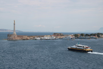 Ville de Messine en Sicile, sur les bords du d&eacute;troit