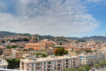 Fototapeta premium Ville de Messine en Sicile, sur les bords du détroit