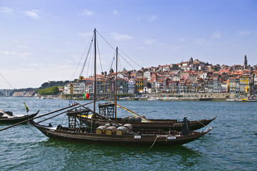 Fototapeta na wymiar portweinfrachter in Porto, Portugal