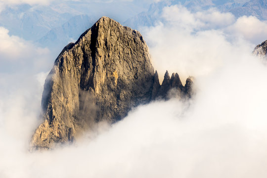 La vetta del Pizzo Badile Camuno sopra il mare di nuvole, Alpi Italiane, Lombardia, Italia.