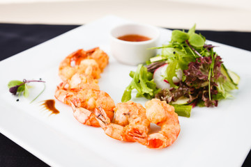 Tempura shrimps with salad