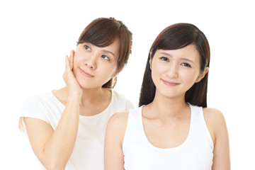 微笑む二人の女性