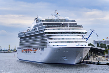 Ein Kreuzfahrtschiff am Pier