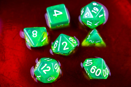 dadi verdi in liquido rosso