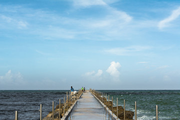 Los pescadores pescan en el muelle.