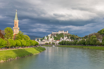 Naklejka premium Stadtansicht Salzburg am Abend
