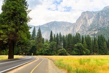 yosemite valley landscape at summer time